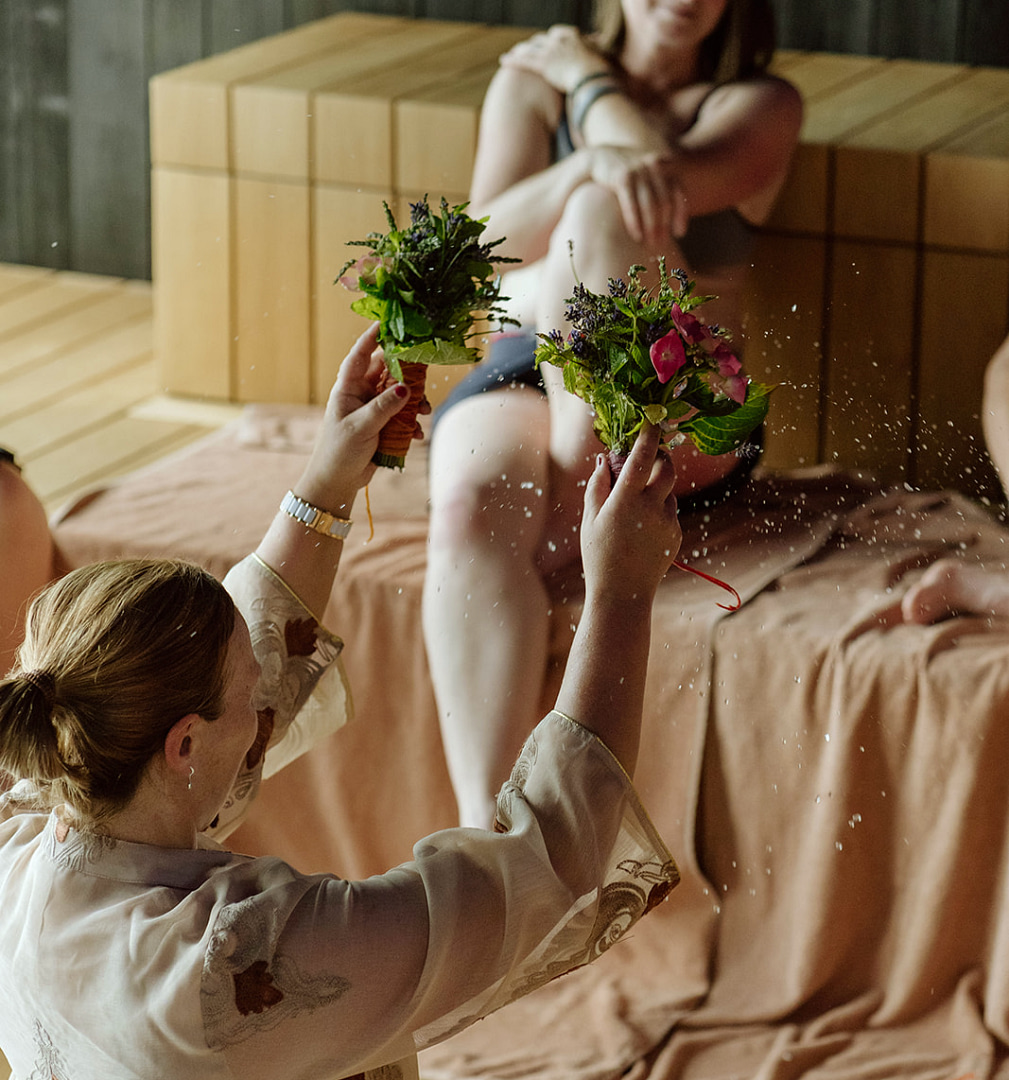 sané opgietsessie pirts aufguss sané, opgietdagen sauna, pirts met bloemen en en kruiden